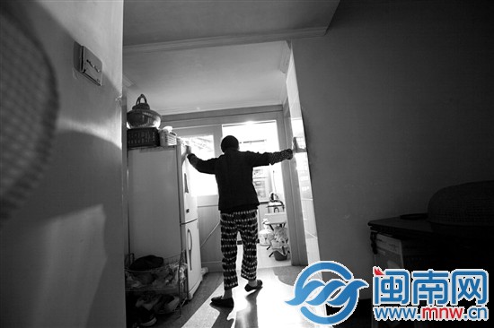 只能用手扶着墙壁前行