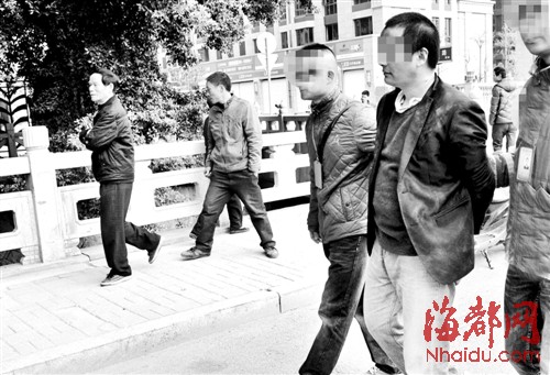 小偷被便衣警察控制住