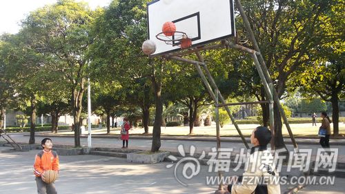 福建医大出租篮球筐遭质疑