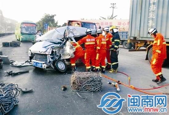 事发现场，面包车车头变形严重，两人被困车内