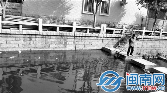北峰群石社区内沟河昨日中午成“红河”