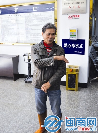 翁建国在派出所讲述救起落水妇女的经过