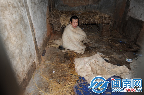 王清波被家人关进石屋17年了