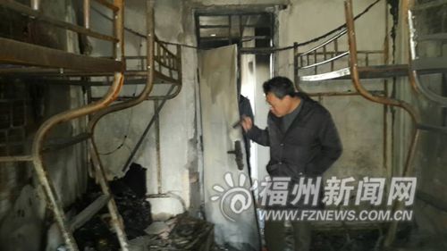 床铺和衣柜被烧成了空壳