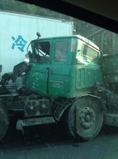 宁德惨烈车祸轿车被撞成“铁泥” 现场遍地碎片2