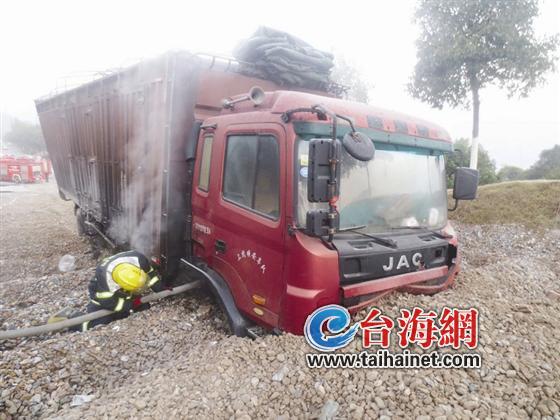 刚加满油 货车就失控起火