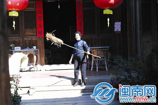 除尘 宋阿姨家几十年来都用这种特制的除尘竿打扫古厝