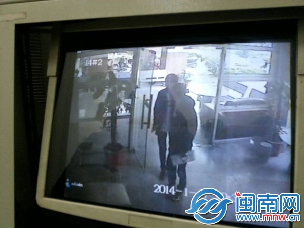 当天下午，两男子携带文件夹和一卷胶带进楼（视频截 