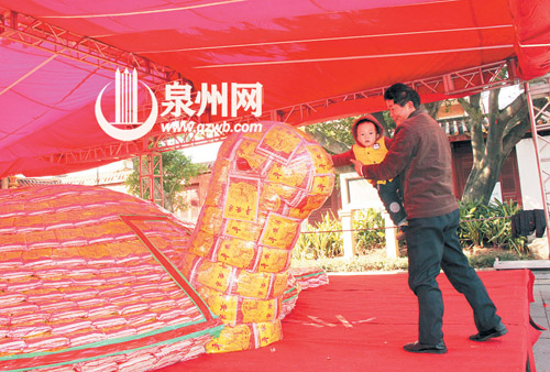 市民到天后宫摸龟祈福