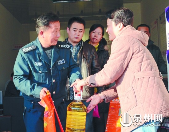 洛江区总工会为困难职工送食用油等物品