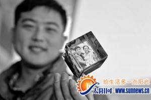 王先生带回老家的婚纱照摆台