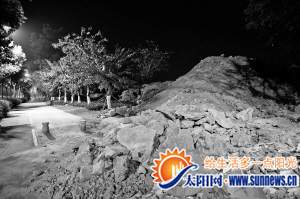 空地上堆满了土块
