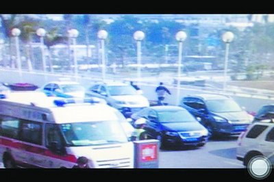 机场大楼的监控记录下王警官抓“小偷”的全过程