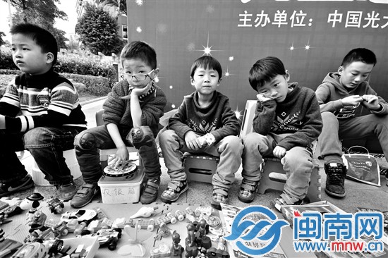 生意不怎么好，这几个小朋友心情有点低落