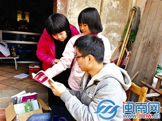 说起书中故事，燕丽（中）和新朋友都很开心