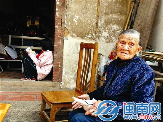 马燕丽很喜欢看书，老人尽力给她买