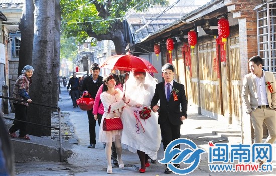旧馆驿，身着婚纱的新娘走在千年古巷中