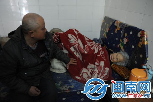 谭长福的家有点背阴，床没有床垫，被子没有被套