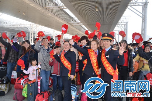 泉州站首趟动车务工返乡专列人员与泉州站党员明星亲 