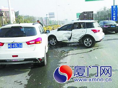 两辆车在海翔大道上相撞