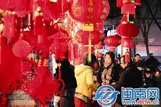 春联和窗花最受大家喜欢，有马图案的更抢手