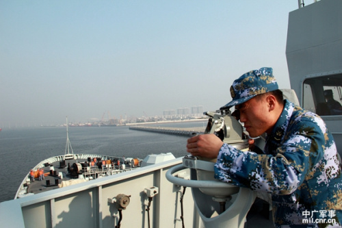 南海舰队远海训练编队解揽绳启航
