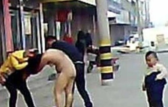 女子遭夫妻殴打当街扒光