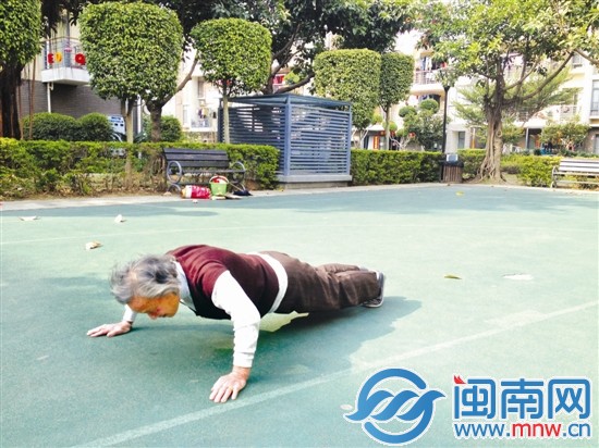 俯卧撑不是年轻人的专利，李奶奶每天做150个