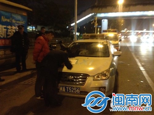 拼客的闽AT5256接受执法人员检查