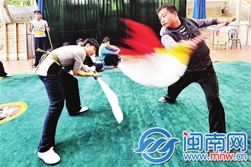 年轻弟子正在学习莆仙戏里的把子功