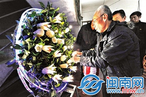 装好灯泡，牵上灯带，花灯就做好了