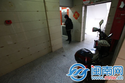 林女士在家门口停电动车时，遭遇歹徒袭击