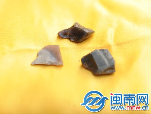 3块不规则石块