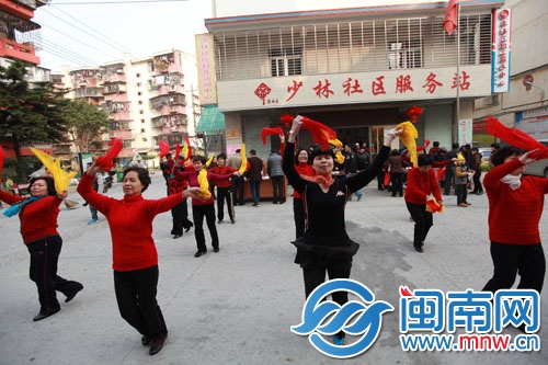 厝边在户外跳舞