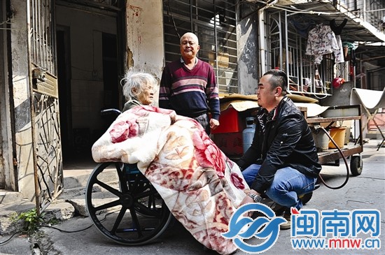 林先生给老人送来了轮椅
