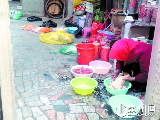 在小区这样随意宰杀鸡鸭，卫生令人担忧
