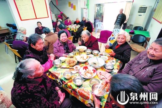 青华社区养老服务站的老人白天围坐一起吃饭聊天