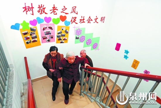 老人们建立了深厚友谊，生活中互相帮助