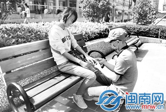 卢樟彪给易焕戴上戒指