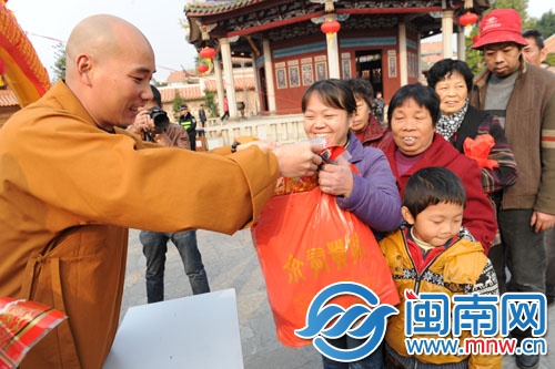 鲤中街道与承天寺给130户困难家庭送大礼包
