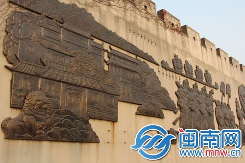 防洪堤南岸，一些浮雕缺失，只留下钉子