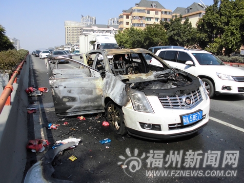 汽车被烧后面目全非