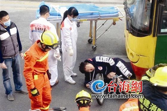 小董被压在公交车下