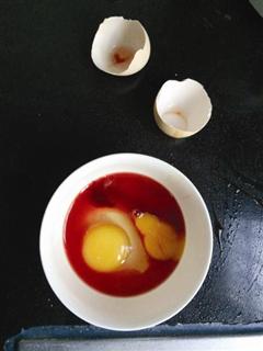 蛋清竟然是血红的