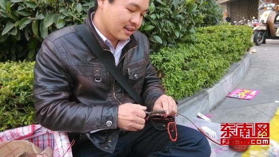 平和男子用铝线编织各种手工艺品