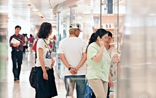 携妻带母 香港