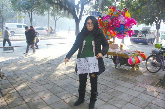 四川一孕妇误撞路人被按倒暴打
