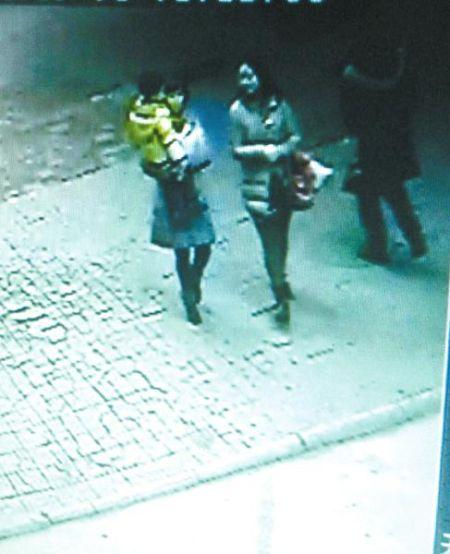 四川一孕妇误撞路人被按倒暴打1