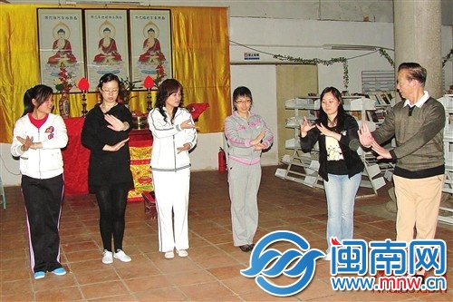 戏迷协会请老师指点训练，排练莆仙戏