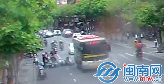 电动车向左变更车道时撞上公交车